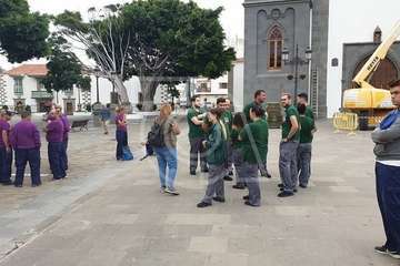 Los afectados por el retraso en el pago de las nóminas municipales exigen cobrar (Foto TA)